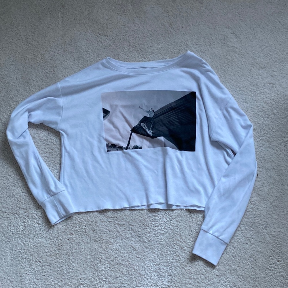 White girls long sleeve cropped graphic tee